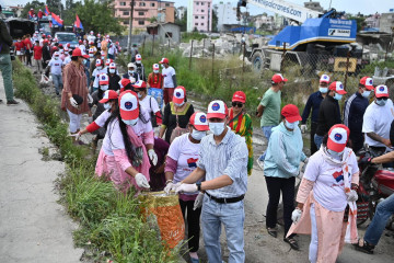 तीजका गीतमा नाँच्दै सडकको फोहोर उठाउँदै युवा संघ (फोटो फिचर) 